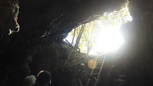 Ante la boca de la cueva